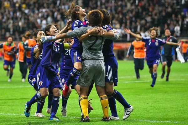 サッカー女子W杯2011決勝、GK海堀に飛びついて喜ぶなでしこたち