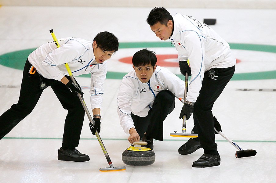 <平昌で20年ぶりの五輪出場へ>カーリング日本男子の“攻める力”<Number Web> photograph by AFLO