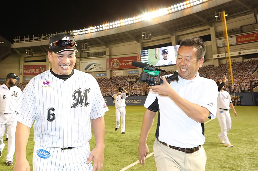 マリーンズの広報にカジワラあり。謎の魚、“We Are”をあやつる鬼才。<Number Web> photograph by Hidenobu Murase