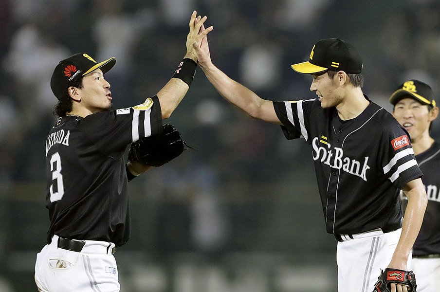 工藤監督「CSもいける」とニヤリ。武田翔太を復活に導いたのは脱力。<Number Web> photograph by Kyodo News