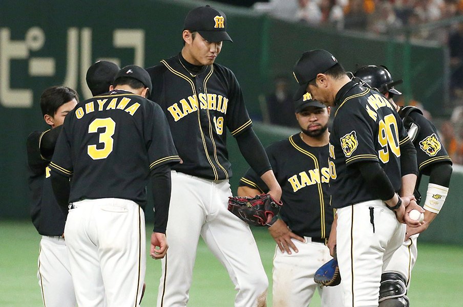 藤浪よ、岡本のインハイをえぐれ!藪恵壹が解説する今季阪神の勝負所。<Number Web> photograph by Kyodo News