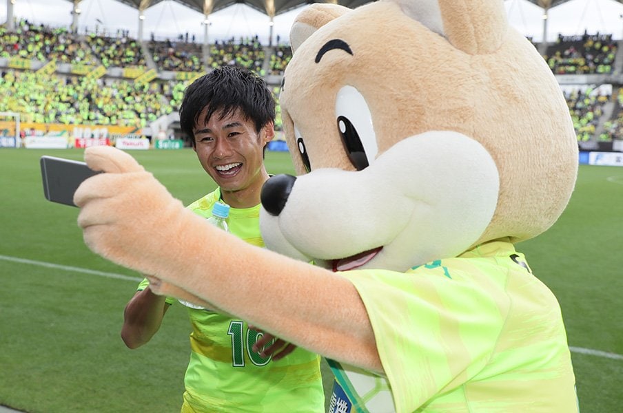 就活生に贈るジェフ町田也真人物語。人生を変えたブライダル会社の面接。<Number Web> photograph by J.LEAGUE