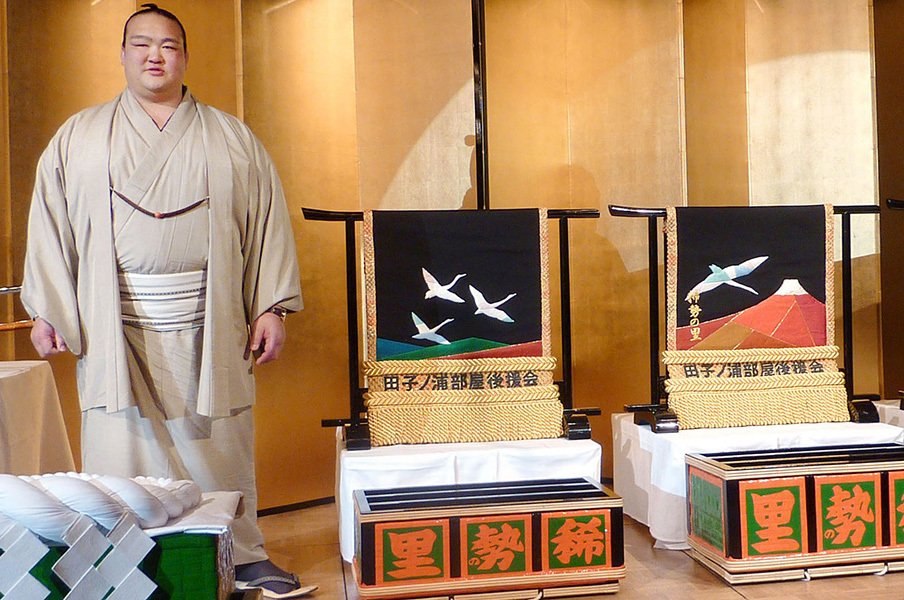 師匠から受け継ぐ“粋”をまとう――。横綱・稀勢の里、紫の着物を着る時。<Number Web> photograph by Kyodo News
