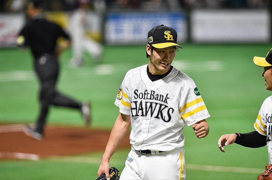 姿はあの頃のまま、捕球音は銃声。武田翔太が教えてくれた「点検箇所」。<Number Web> photograph by Nanae Suzuki