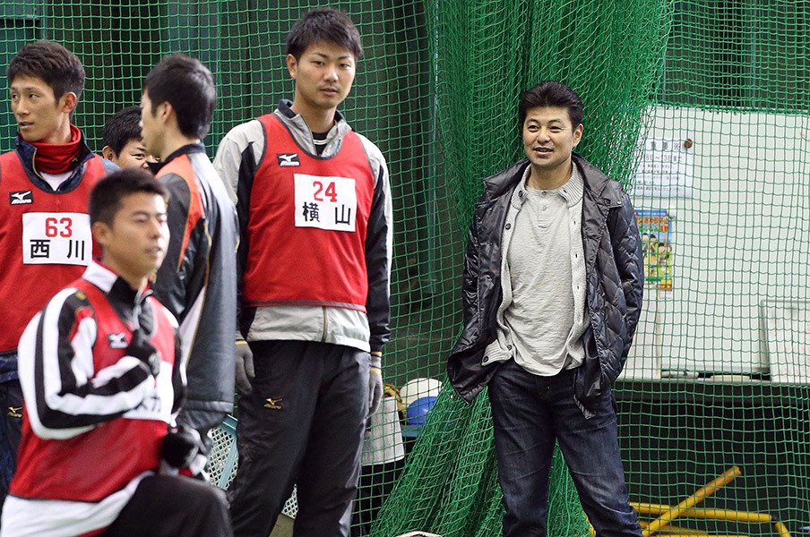 広島、緒方体制2年目は強烈な逆風。サンフレッチェに学ぶ「3本の矢」。<Number Web> photograph by NIKKAN SPORTS
