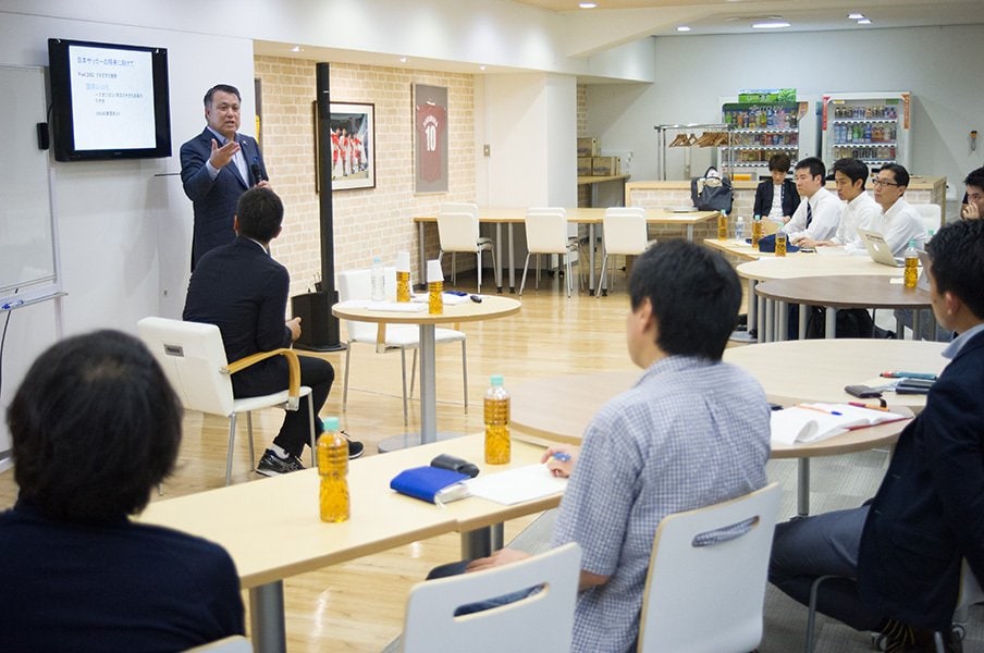 日本サッカー協会・田嶋幸三会長がNSBC受講者と討論した「方策」とは。<Number Web> photograph by Yuki Suenaga