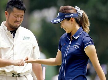 選手とキャディをめぐる些細な問題が与える影響。~藤田光里の「厳重注意」に思う~<Number Web> photograph by KYODO