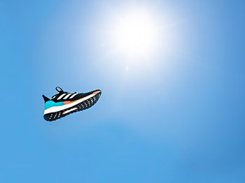 今年こそ初マラソンに挑戦したいランナーへ。adidas「ソーラーブースト」が持つ、未体験のフィット感。<Number Web> photograph by Kiichi Matsumoto