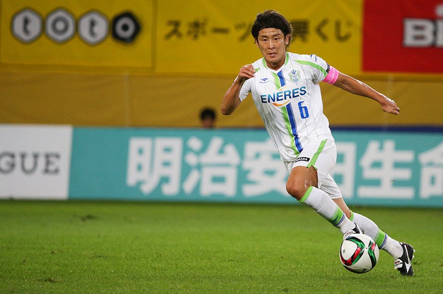 J1初残留達成の湘南・曹監督の哲学。目先の結果より、成長を志した末に。<Number Web> photograph by J.LEAGUE PHOTOS