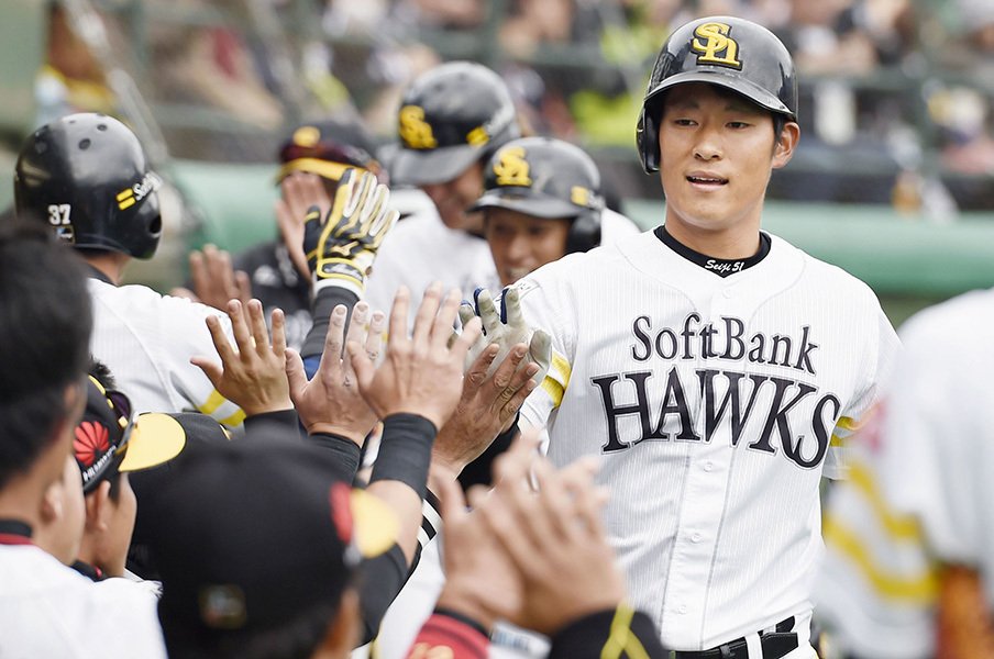 年俸大幅増も上林誠知は笑わない。イチローと内川聖一から学ぶこと。<Number Web> photograph by Kyodo News