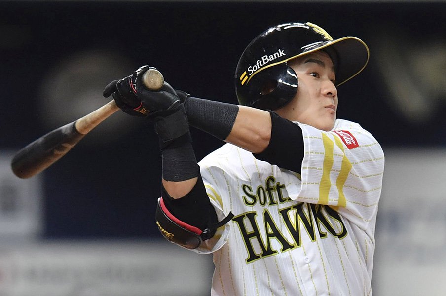 鷹の新1番打者・牧原大成は規格外!“奇跡の育成世代”の遅れてきた男。<Number Web> photograph by Kyodo News