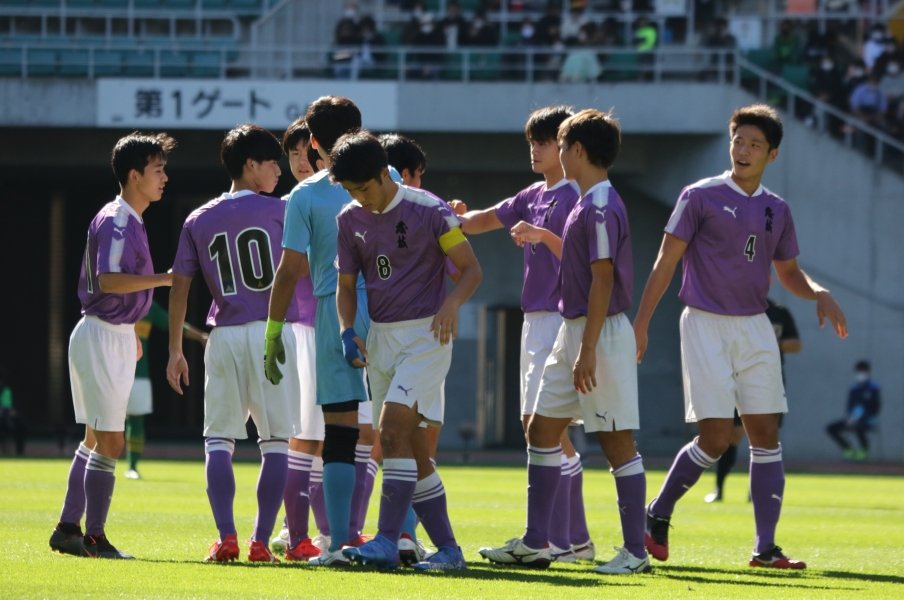 藤枝東が サッカーの街 の象徴になった理由 不織布マスクも看板もぜんぶ藤色 体育の授業では全員スパイク着用 高校サッカー Number Web ナンバー