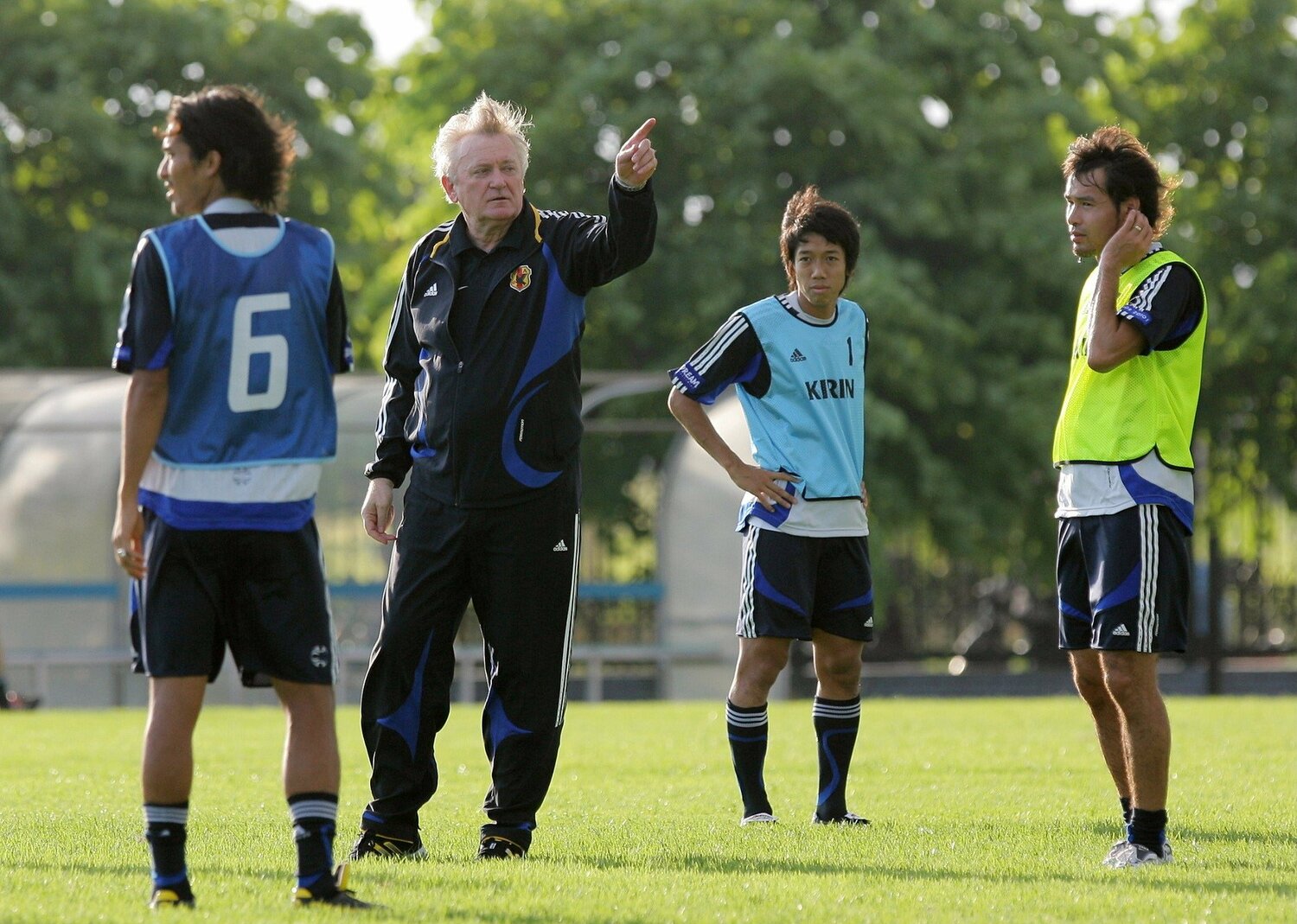 2007年アジアカップ。初戦カタール戦前日の練習でオシム監督の指示を聞く高原　©JIJI PRESS