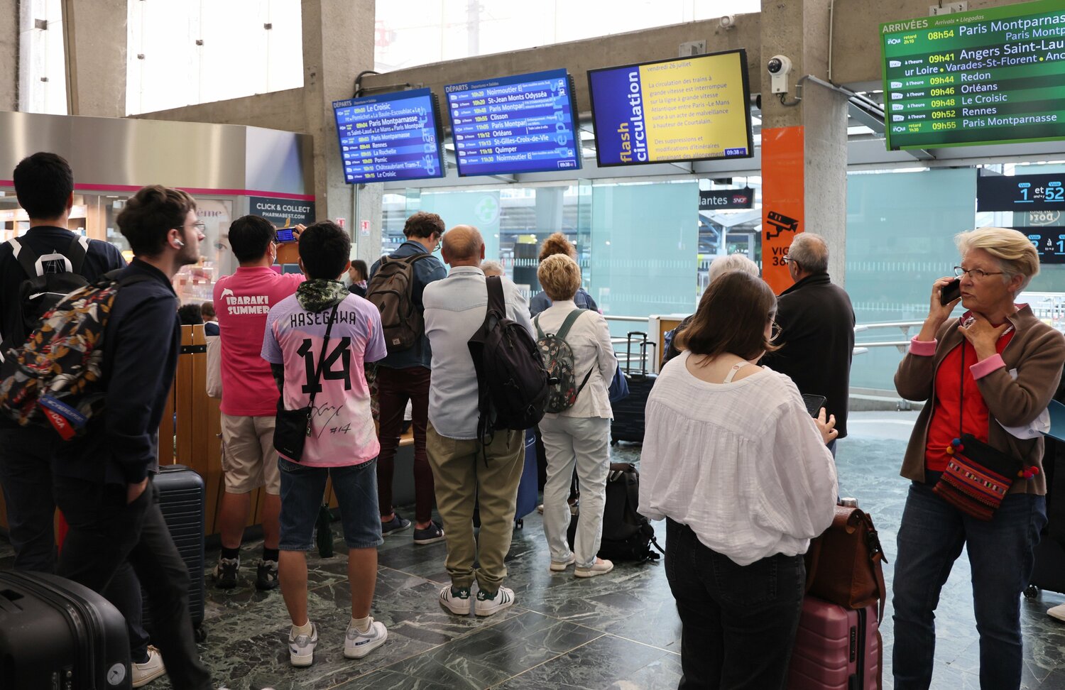 鉄道網がマヒしたフランスのナント駅では、長谷川唯のユニフォームを着た日本人ファンの姿も　©JIJI PRESS
