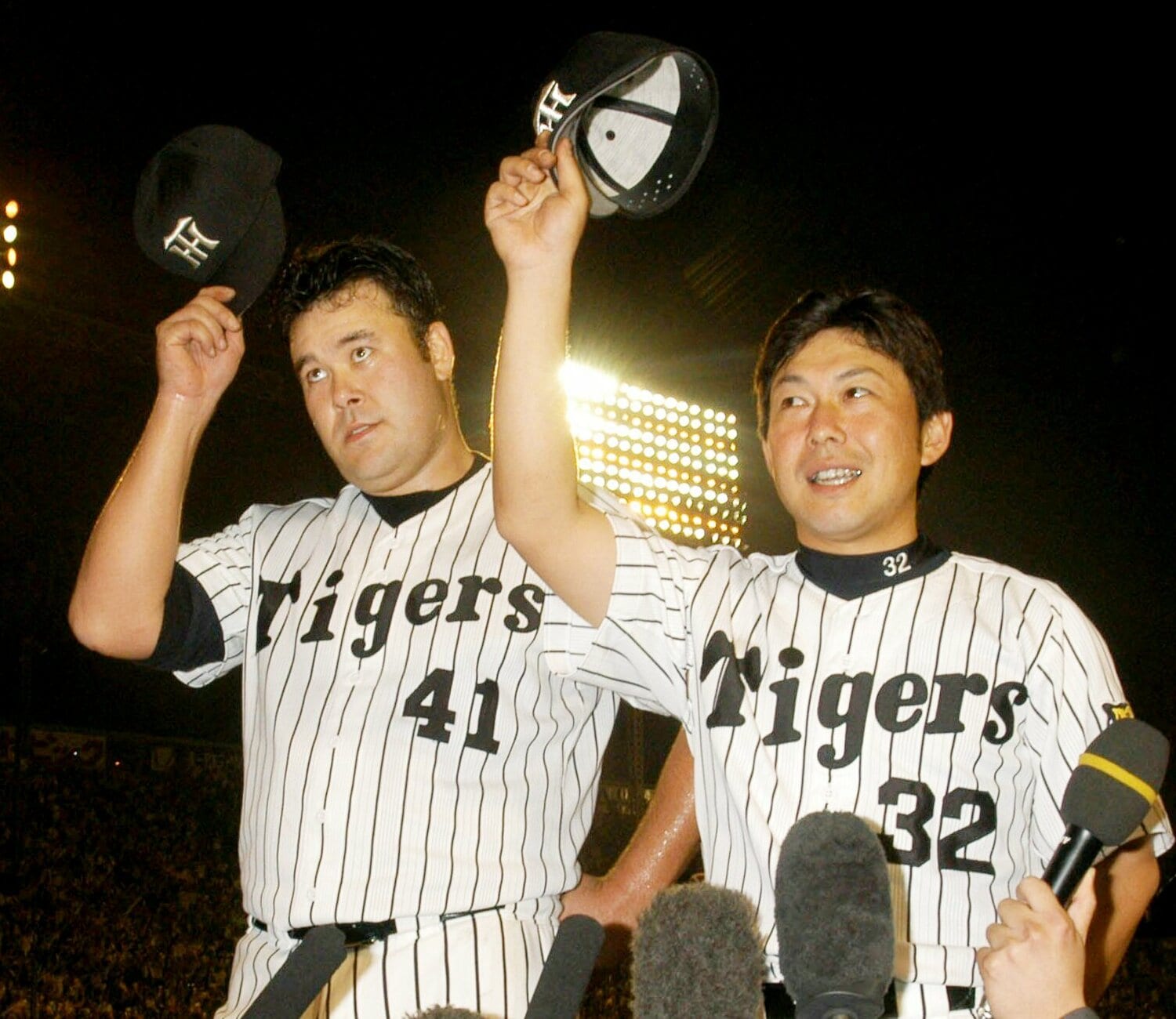 久慈照嘉さんは小柄ながら守備の名手として人気だった。写真は2003年、投打のヒーロー伊良部秀輝（左）と共にお立ち台に上がって　©︎JIJI PRESS