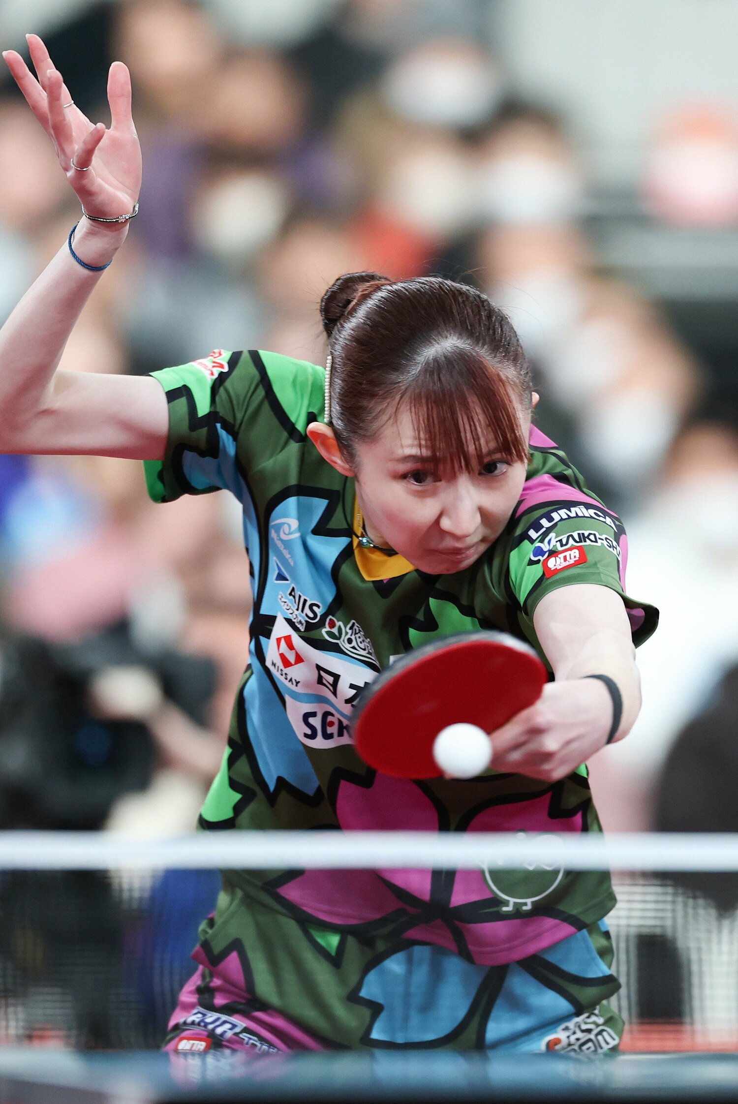 万全の状態ではない中、張本戦で隙のない戦いを見せた早田ひな　©JIJI PRESS