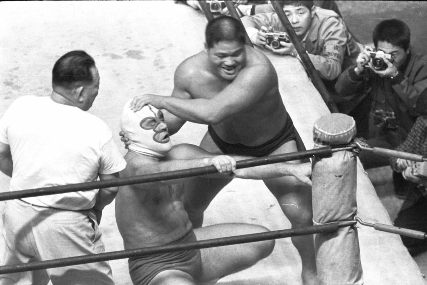 写真は1964年12月、日本プロレス時代にデストロイヤーと戦う豊登。その後、会社の金に手をつけ追放される　©Nikkan Sports