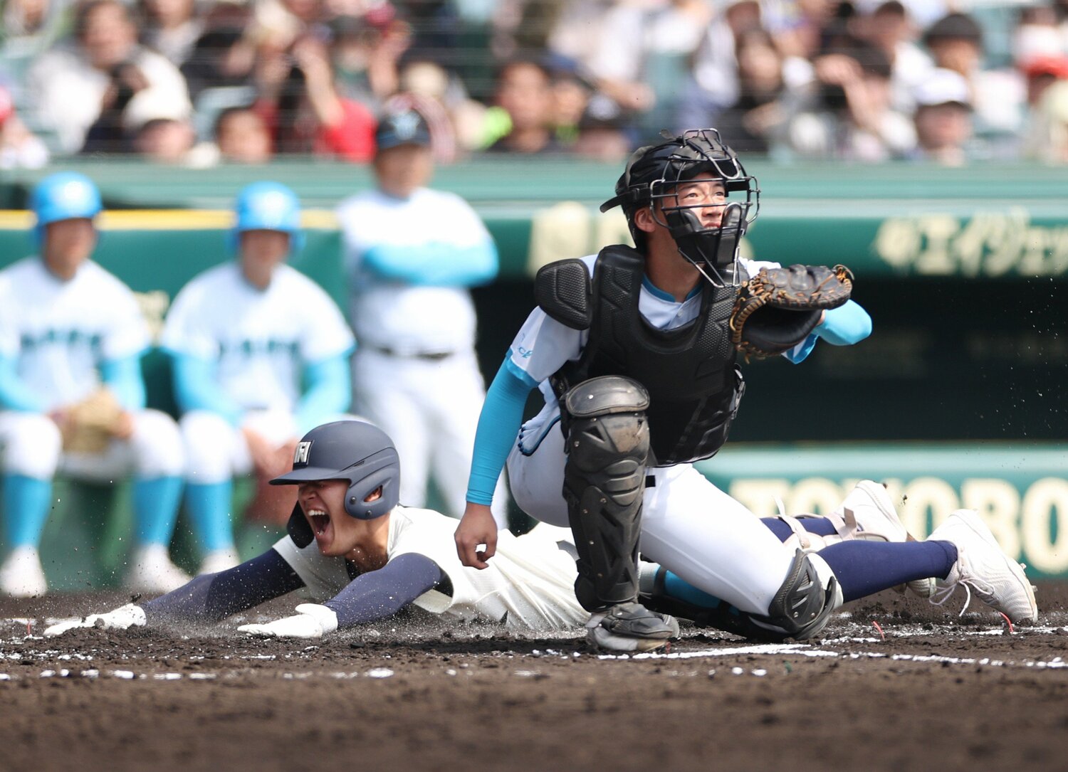 センバツ初戦でランニングホームランを見せた西日本短大附属の安田悠月　©JIJI PRESS