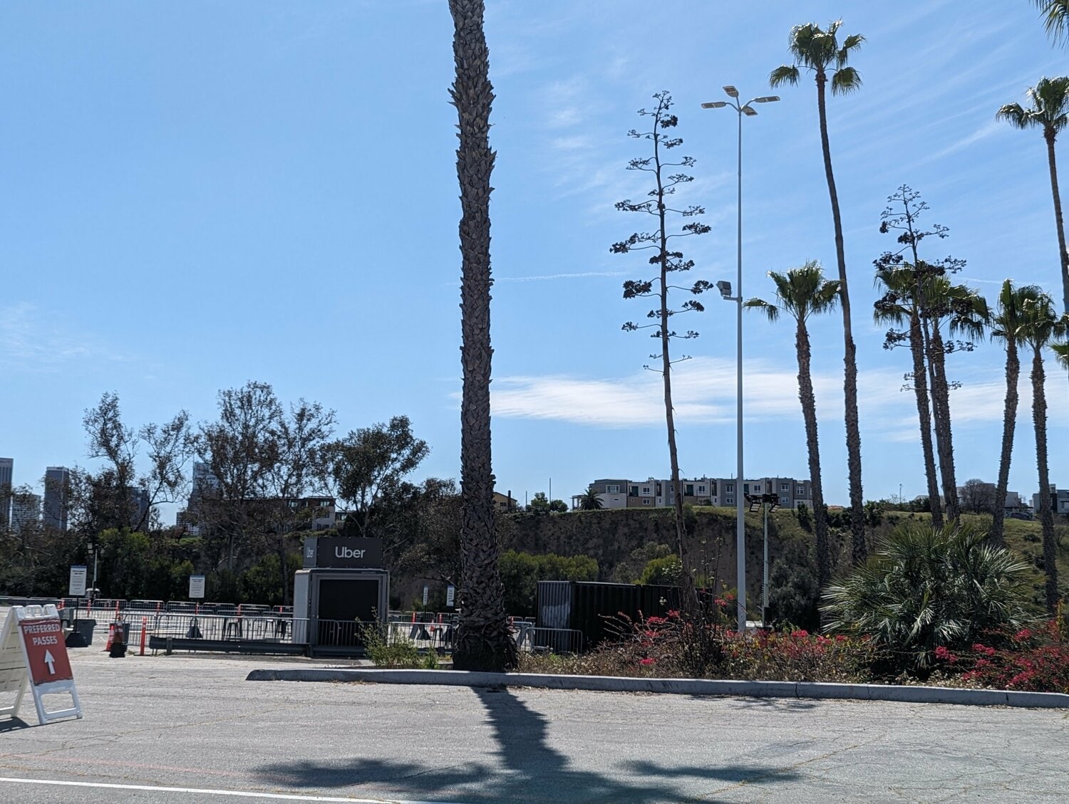 ドジャースタジアムのUber乗り場。試合後は人で溢れる　©Aki