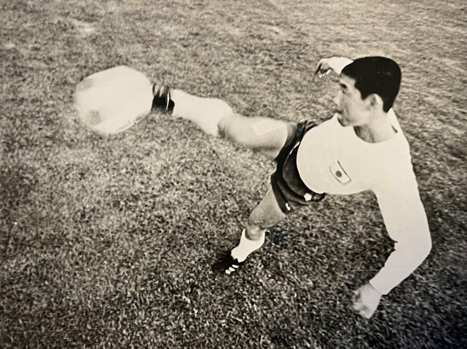 メキシコ五輪でボレーシュートを放つ杉山隆一(本人提供)