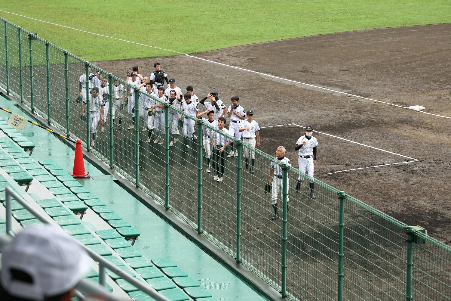 開成高校ナインと東大野球部出身の青木秀憲(右手前)