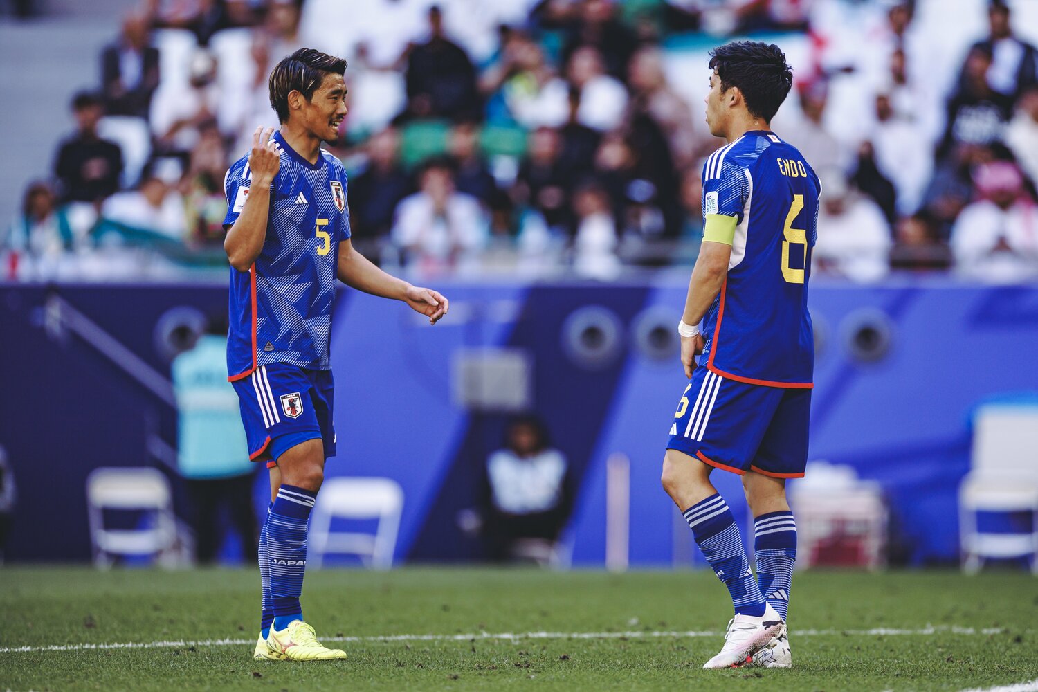 イラン戦の試合中にキャプテンの遠藤と会話する守田　©︎Kiichi Matsumoto