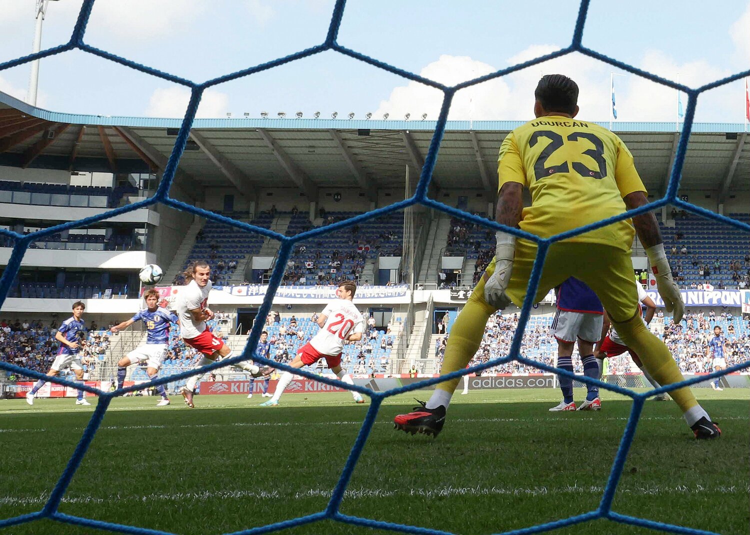 伊藤敦樹は代表初ゴールを逆足の左で叩き込んだ　©JIJI PRESS