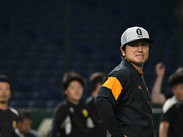 報知から読み解く巨人軍の不思議。プチ鹿島6月のスポーツ新聞時評。＜Number Web＞ photograph by Hideki Sugiyama