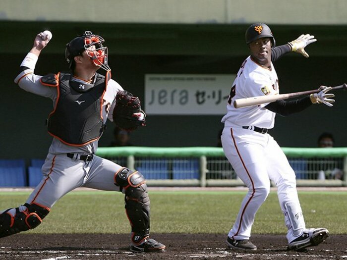 巨人、期待薄外国人の評価が急上昇。オタクのモタとブラジル人ビエイラ。<Number Web> photograph by KYODO