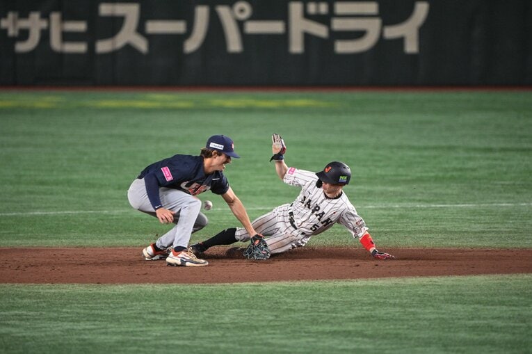 プレミア12米国戦、盗塁を決める五十幡　©Nanae Suzuki