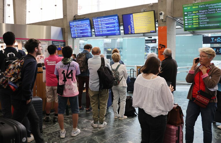 鉄道網がマヒしたフランスのナント駅では、長谷川唯のユニフォームを着た日本人ファンの姿も　©JIJI PRESS