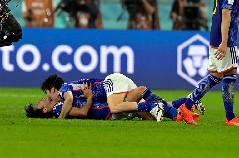 スペイン戦後に抱き合う田中碧と三笘　©Koki Nagahama/JMPA