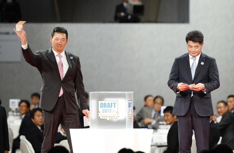 2017年のドラフト会議で仙台大・馬場皐輔の交渉権を引き当ててガッツポーズを見せる金本前監督　©KYODO