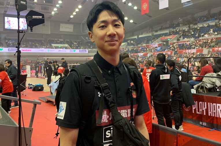 昨シーズン限りで現役を引退し、現在はサントリーサンバーズ大阪のマネージャーとしてチームを支える西田寛基（筆者撮影）