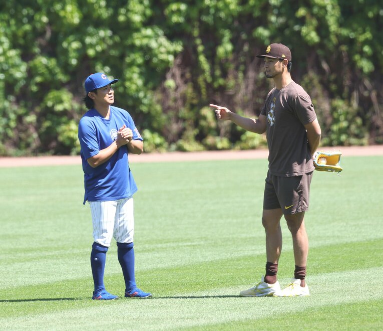今永昇太（カブス）と言葉を交わすダルビッシュ有（パドレス）。公称身長196cmのダルビッシュに対して、今永は178cm ©JIJI PRESS