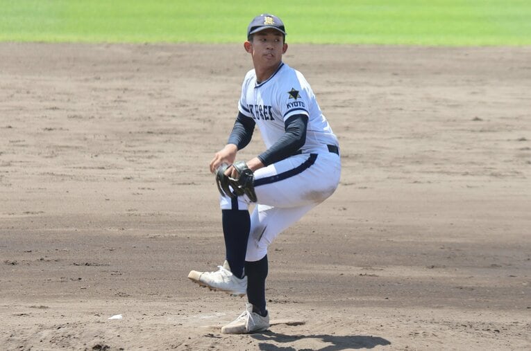シード校として迎えた夏の初戦で力投を見せた洛星高校エースの宮井　©Fumi Sawai
