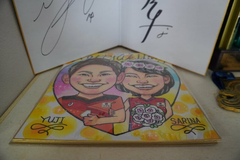 リビングに飾られた西田夫妻のイラスト