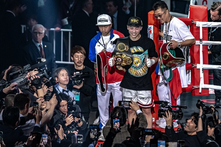 有明アリーナの歓声に笑顔で応える井上尚弥　©Takuya Sugiyama