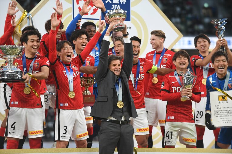 天皇杯の優勝カップを掲げるリカルド・ロドリゲス前監督j