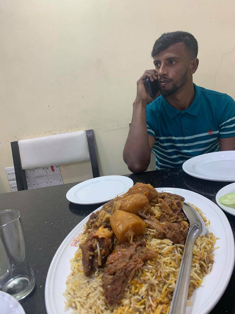 チームメイトとの食事風景（本人提供）