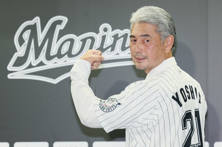 就任会見でポーズを決めるロッテ吉井理人監督（57歳） ／ photograph by JIJI PRESS