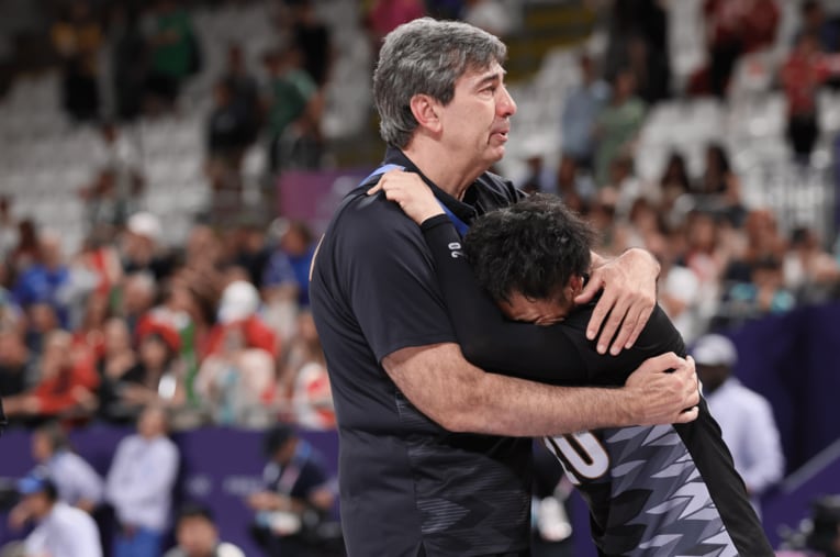 パリ五輪準々決勝イタリア戦で敗れ、ブラン監督（左）と涙を流す山本智大 ／ photograph by Kaoru Watanabe/JMPA