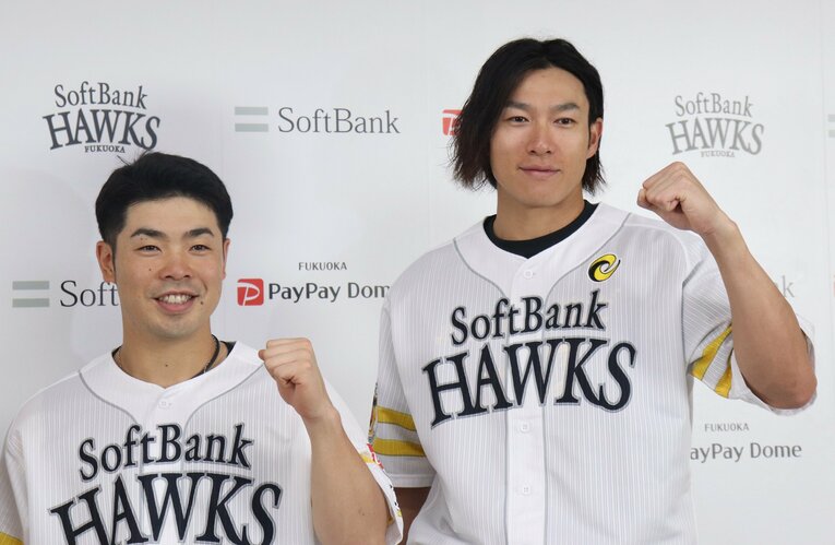 身長171cmの近藤健介と、188cmの柳田悠岐　©JIJI PRESS