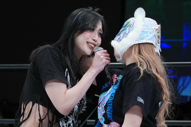 「有給休暇飽きちゃったから沙弥様が相手してやるよ」とスターライト・キッドに話しかける上谷沙弥。1月21日、後楽園ホール　©Essei Hara