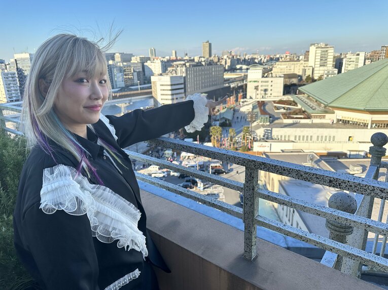 両国大会の記者会見にて、会場を見下ろすウナギ　©Norihiro Hashimoto