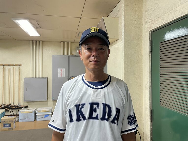 現在、池田野球部を率いる井上力。蔦が甲子園を制した最後の代、1986年の池田で6番センターだった ©NumberWeb