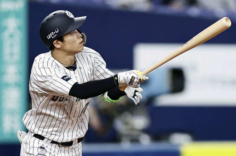 大阪桐蔭高校吹奏楽部がスタンドで応援した5月21日の日本ハム戦、3ランを放ったオリックス中川圭太（27歳） ／ photograph by  KYODO