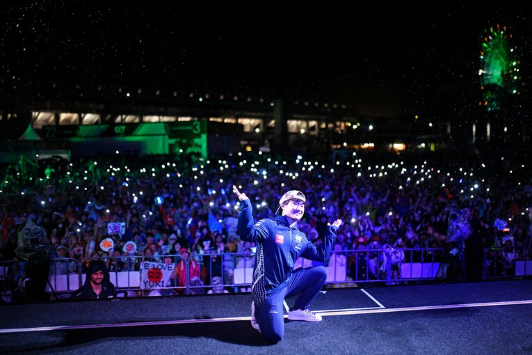 日本GPでファンイベントに参加する角田裕毅　©Getty Images / Red Bull Content Pool