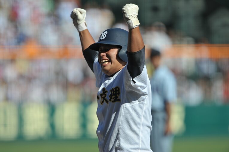 監督も驚く打撃を見せた石塚　©︎BUNGEISHUNJU