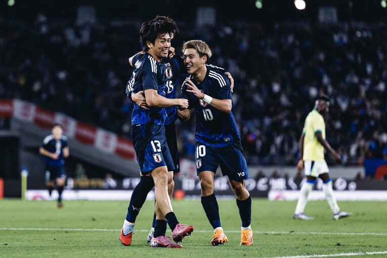 計30枚超：“テレビに映らない”日本代表ブラジル戦歴史的初勝利】中村敬斗のゴールに鎌田、堂安も大喜び…写真はまだまだ続きます　©Kiichi Matsumoto